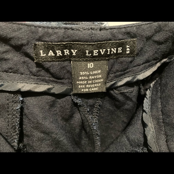 Larry Levine
10 Blue Capris
Front pockets - Picture 2 of 6